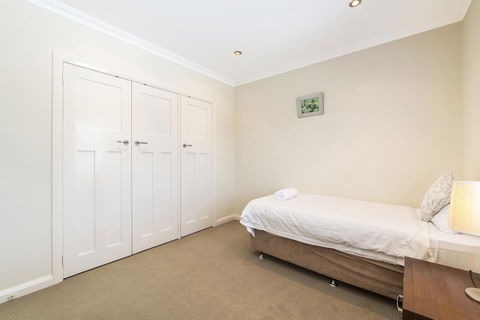 Inner Western Suburbs Retreat - Yamba Accommodation 33