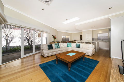 Inner Western Suburbs Retreat - Yamba Accommodation 8