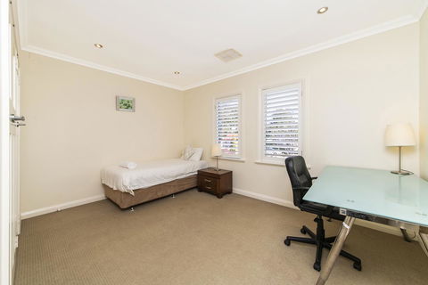 Inner Western Suburbs Retreat - Yamba Accommodation 31