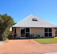 Osprey Holiday Village Unit 103/1 Bed - Perfect short stay apartment with King size bed