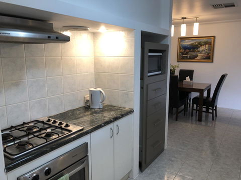 Charming Quiet Lodge-2 Minutes Walk To Shopping Complex - Yamba Accommodation 7