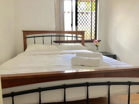 Charming Quiet Lodge-2 Minutes Walk To Shopping Complex - Yamba Accommodation 3
