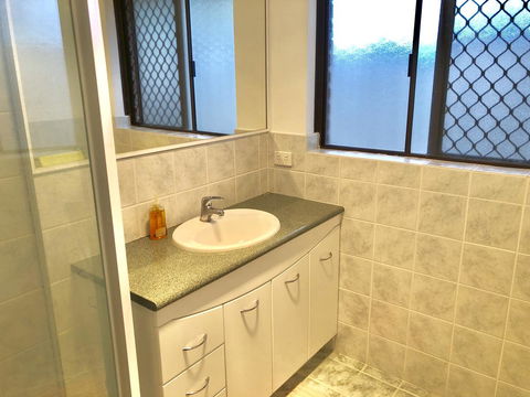 Charming Quiet Lodge-2 Minutes Walk To Shopping Complex - Yamba Accommodation 12