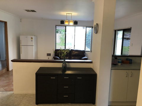 Charming Quiet Lodge-2 Minutes Walk To Shopping Complex - Yamba Accommodation 11