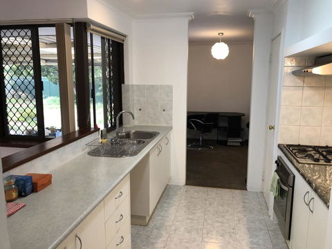 Charming Quiet Lodge-2 Minutes Walk To Shopping Complex - Yamba Accommodation 8