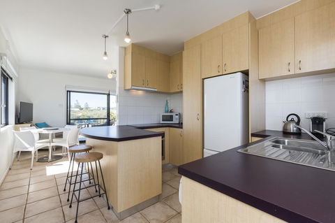 Cottesloe Marine Apartment - Executive Escapes - Yamba Accommodation 10