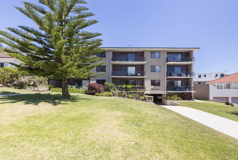 Cottesloe Marine Apartment - Executive Escapes - Yamba Accommodation 18