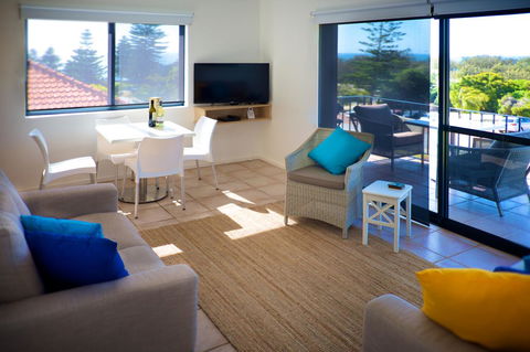 Cottesloe Marine Apartment - Executive Escapes - Yamba Accommodation 4