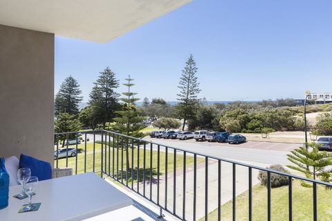 Cottesloe Marine Apartment - Executive Escapes - Yamba Accommodation 6