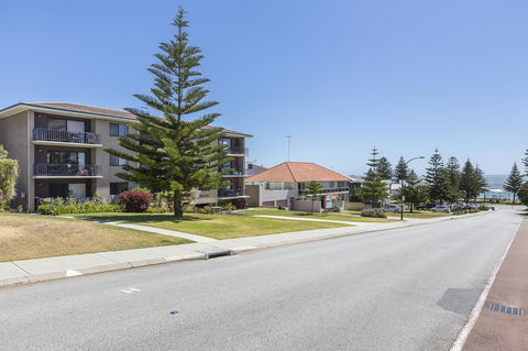 Cottesloe Marine Apartment - Executive Escapes - Yamba Accommodation 17