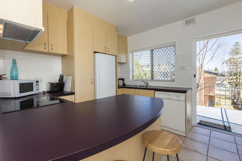 Cottesloe Marine Apartment - Executive Escapes - Yamba Accommodation 9