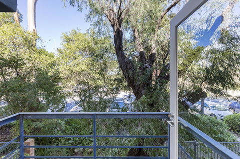 Cottesloe Tree Top Studio - Executive Escapes - Yamba Accommodation 10