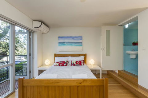 Cottesloe Tree Top Studio - Executive Escapes - Yamba Accommodation 8