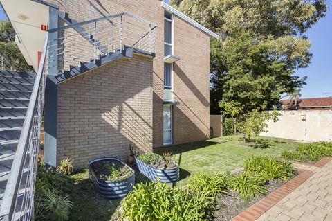 Cottesloe Tree Top Studio - Executive Escapes - Yamba Accommodation 9