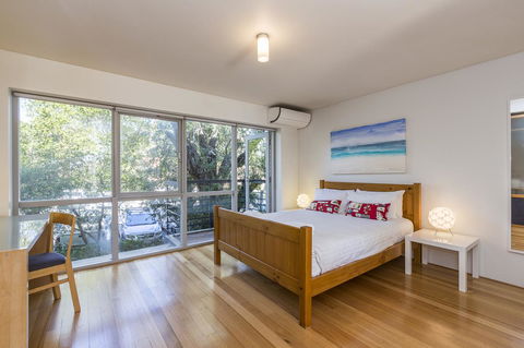 Cottesloe Tree Top Studio - Executive Escapes - Yamba Accommodation 7