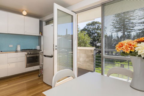 Cottesloe Tree Top Studio - Executive Escapes - Yamba Accommodation 5