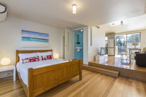Cottesloe Tree Top Studio - Executive Escapes - Yamba Accommodation 0