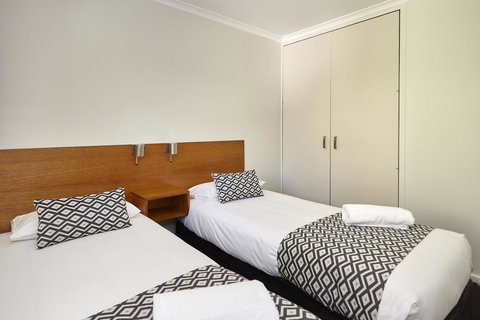 Elphin Serviced Apartments - Yamba Accommodation 24