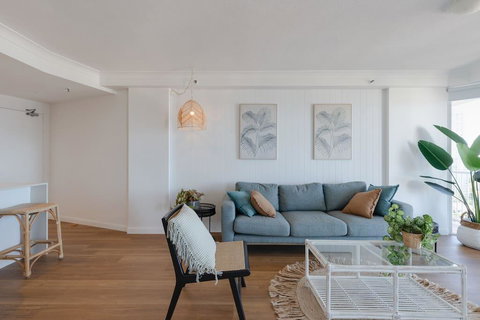 NEW Beautiful 1 Bedroom Beach Views Broadbeach - Yamba Accommodation 1