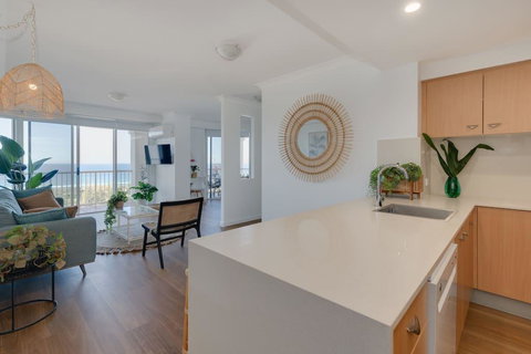 NEW Beautiful 1 Bedroom Beach Views Broadbeach - Yamba Accommodation 2