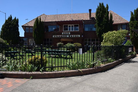 New Ivanhoe Hotel - Yamba Accommodation 0