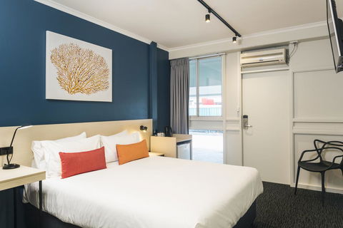 Nightcap At Edge Hill Tavern - Yamba Accommodation 2