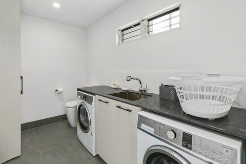 Ocean Views, Luxury Living In Noosa Heads - Unit 2/13 Angler Street - Yamba Accommodation 3