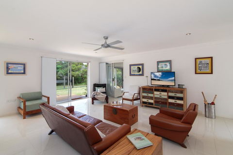 Oceanic Dr 133 - WHALE WATCHERS DELIGHT - Yamba Accommodation 3