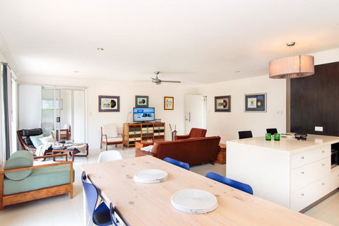 Oceanic Dr 133 - WHALE WATCHERS DELIGHT - Yamba Accommodation 0