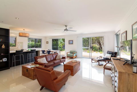 Oceanic Dr 133 - WHALE WATCHERS DELIGHT - Yamba Accommodation 2