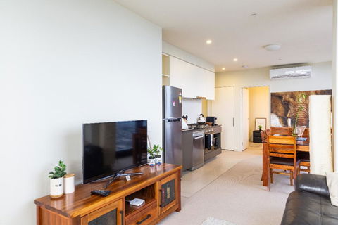 ON TOP OF THE WORLD - BEST VIEWS IN MELBOURNE !! - Yamba Accommodation 3