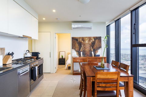 ON TOP OF THE WORLD - BEST VIEWS IN MELBOURNE !! - Yamba Accommodation 0