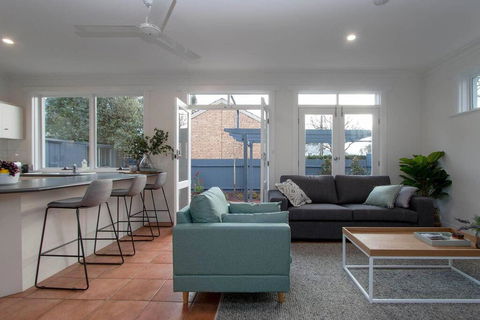 One Bedroom Cottage Close To Adelaide CBD - Yamba Accommodation 0