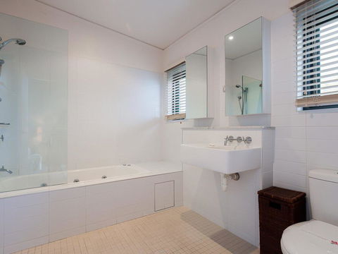 One Mile Ridge', 12a/26 One Mile Close - Stunning Views, Air Con, Infinity Pool - Yamba Accommodation 2
