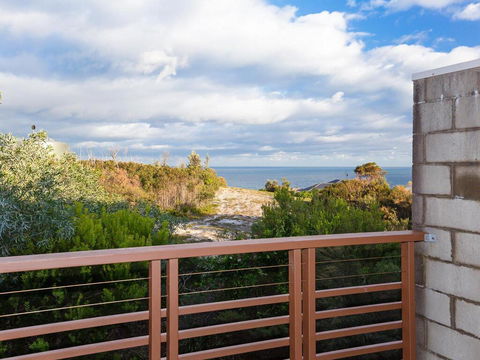 One Mile Ridge', 12a/26 One Mile Close - Stunning Views, Air Con, Infinity Pool - Yamba Accommodation 0