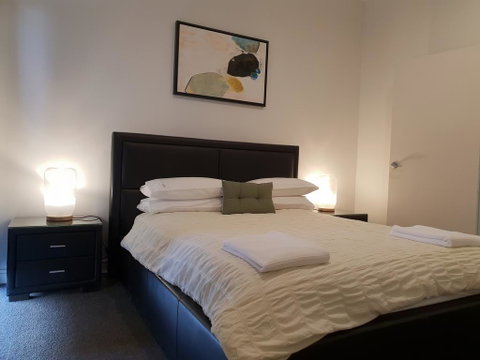 Pakenham Palace - Two Bedroom Converted Warehouse Apartment - Yamba Accommodation 2