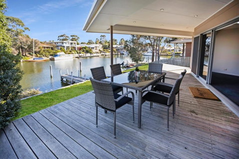 Pelican Brief - Relaxing Canal Frontage - Yamba Accommodation 3