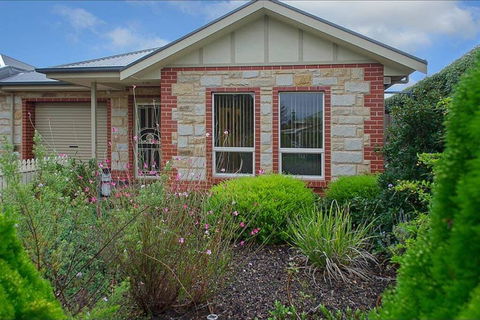 Perfect Location Central Modern Cottage - Free WiFi - Yamba Accommodation 1