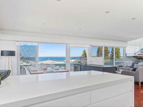 Perpendicular Penthouse - Modern Beachside Apartment - Yamba Accommodation 1