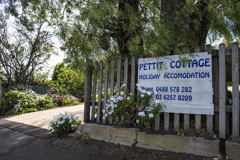 Pettit Cottage - Yamba Accommodation 1