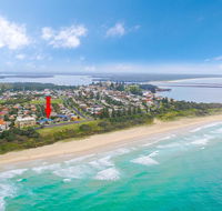 Pippi View 1 Bottom - across the road from the beach - Yamba Accommodation