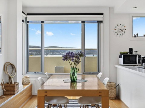 POINT GREY APARTMENT ONE - VIEWPOINT - Yamba Accommodation 3