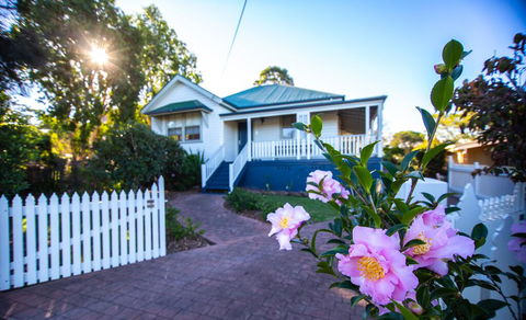Queen Bee Cottage, Milton - Yamba Accommodation 0