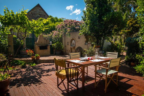Queen Bee Cottage, Milton - Yamba Accommodation 1