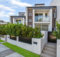 Relax in a Spacious  Modern Townhouse in Asquith - Yamba Accommodation