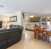RELAXED COASTAL GETAWAY // MOMENTS TO WATERFRONT - Yamba Accommodation