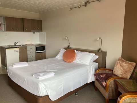 RENTAL: All $ Inclusive, Tidy Renovated Studio Apartment On The Strand, Pool,  - Yamba Accommodation 3