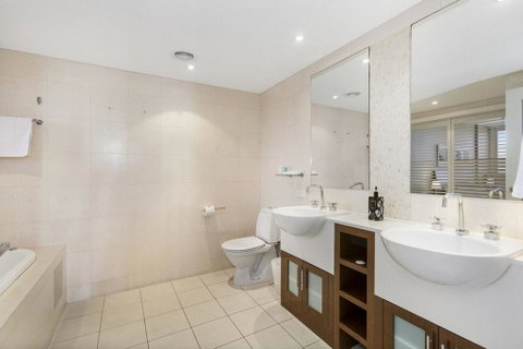 RESORT OCEAN FRONT SUITE 2222 - Yamba Accommodation 1
