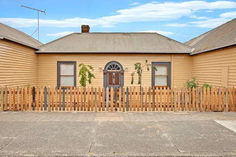 Robinson Cottage - Yamba Accommodation 0