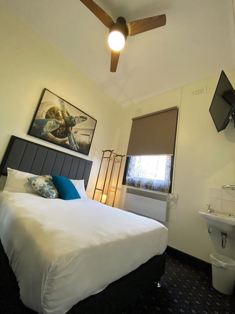 Rooms At Carboni's - Yamba Accommodation 3